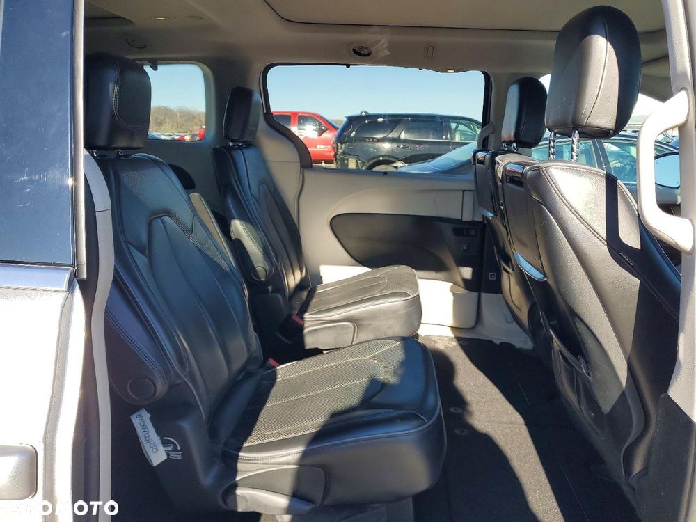 Chrysler Pacifica - 11