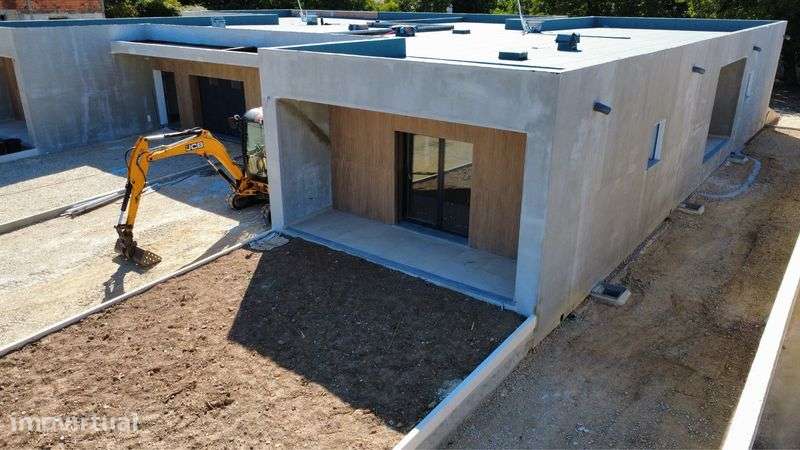 Moradia T4 geminada, térrea, com jardim e garagem em Condeixa-a-Nova