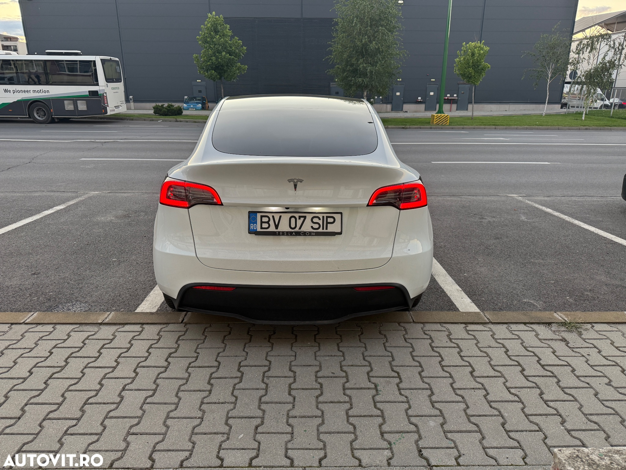 Tesla Model Y Long Range Dual Motor AWD - 6