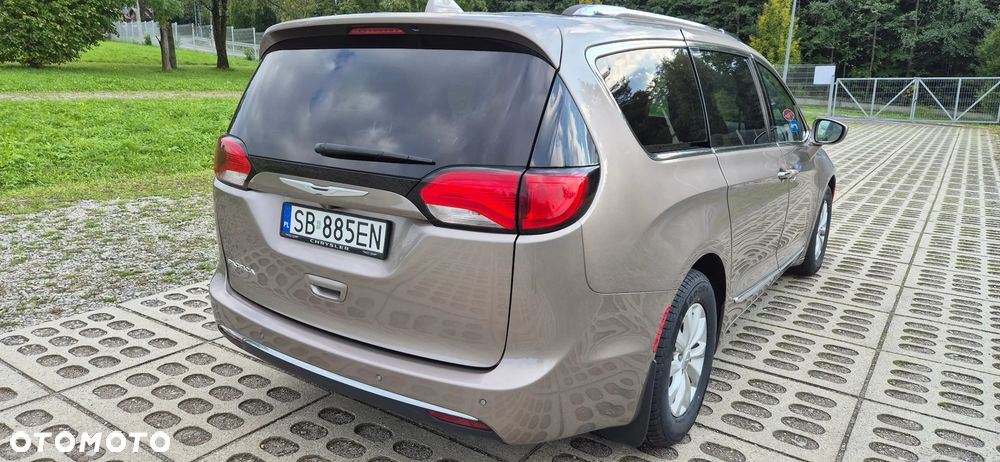 Chrysler Pacifica - 17