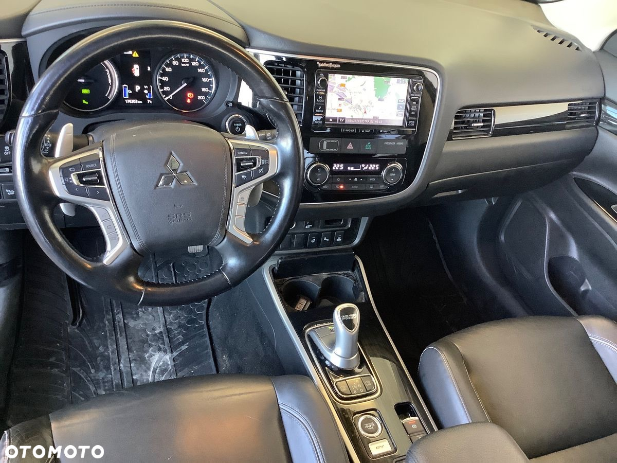 Mitsubishi Outlander 2.0 4WD Plug-In Hybrid - 28