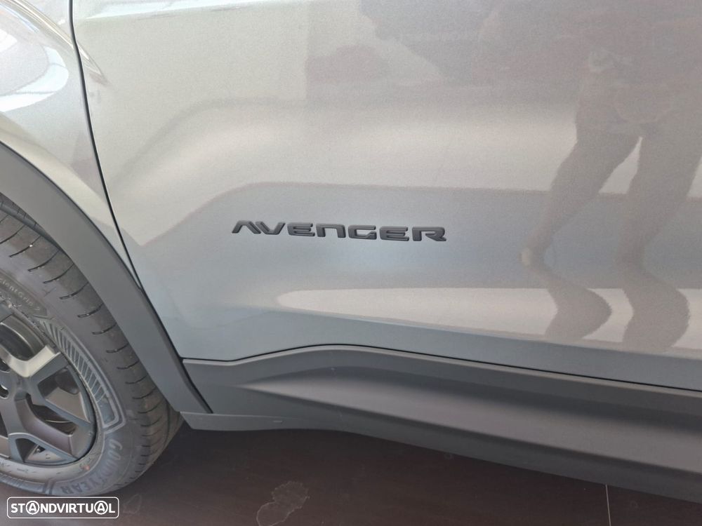 Jeep Avenger 1.2 e-Hybrid Black Edition DCT - 4