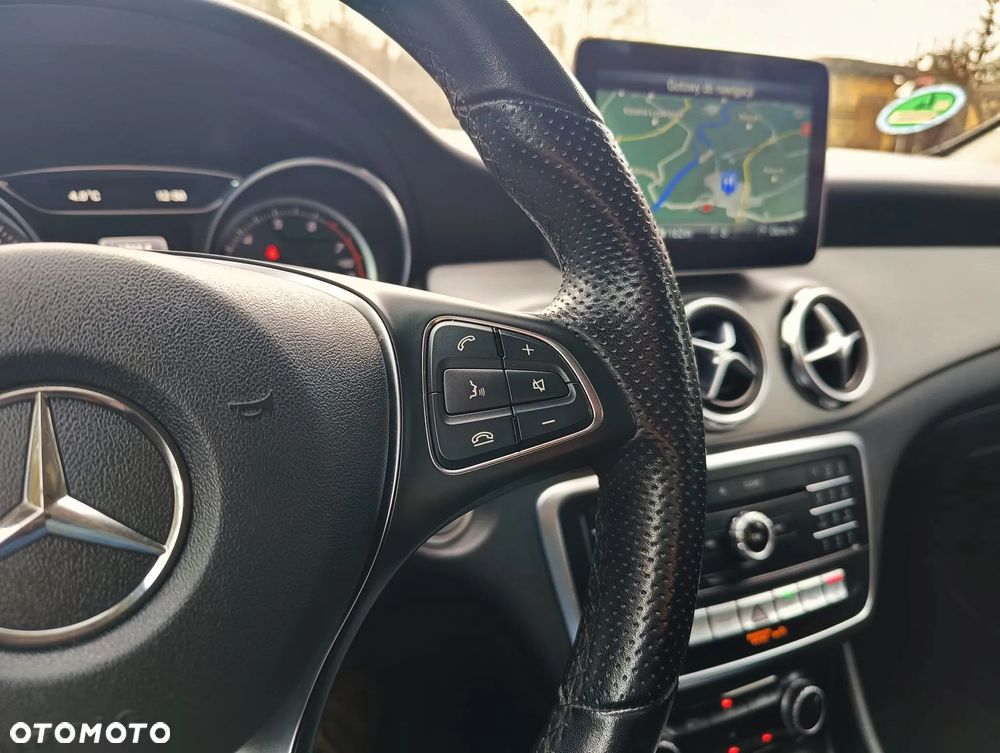 Mercedes-Benz GLA 200 Urban - 22