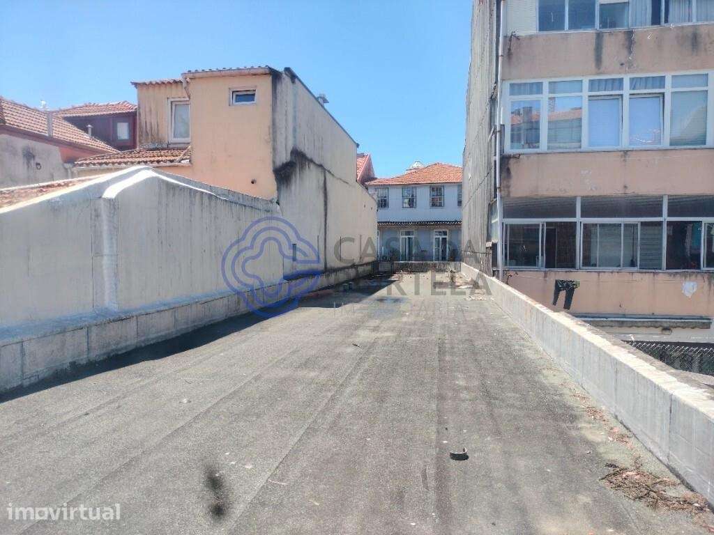 Loja e Armazém e Prédio a Venda no centro do Porto em Santo Ildefonso - Grande imagem: 5/31