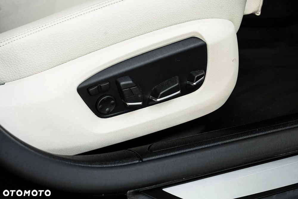 BMW Seria 7 750i xDrive - 26