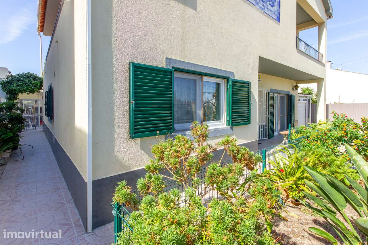 Moradia Bifamiliar com 2 Apartamentos T1 para Habitação e Rendimento - Grande imagem: 2/47