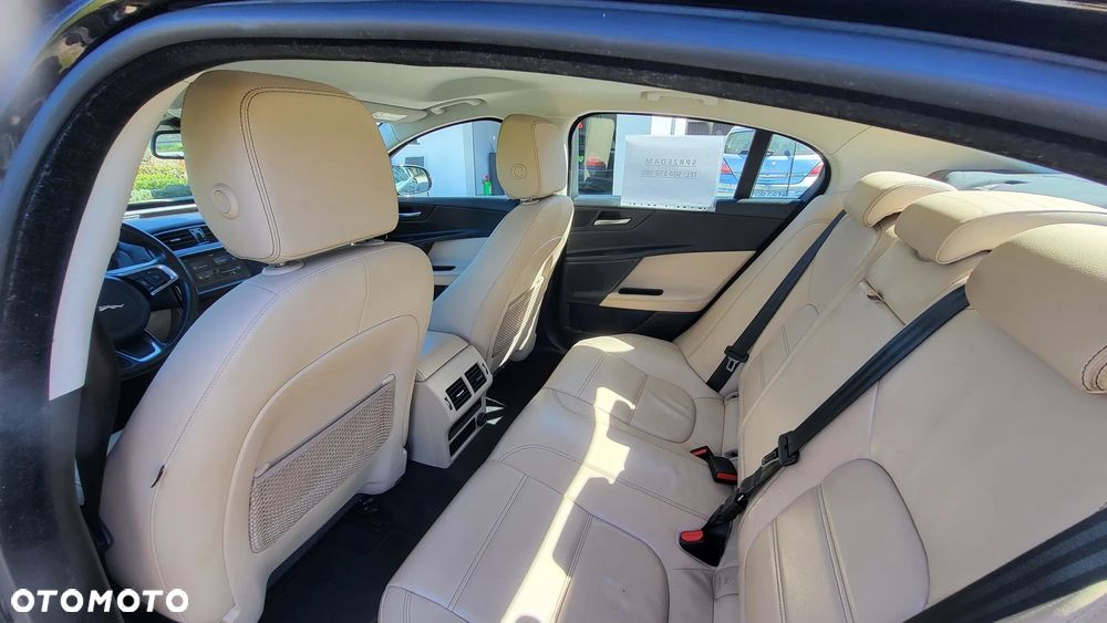 Jaguar XE 2.0 D Prestige - 13