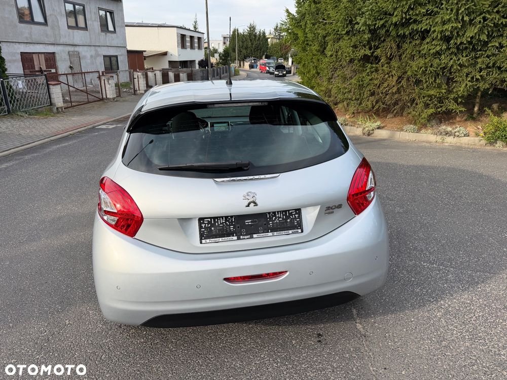 Peugeot 208 - 8