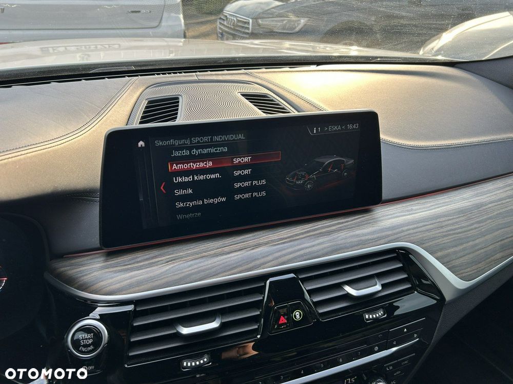 BMW Seria 5 M550i xDrive sport - 33
