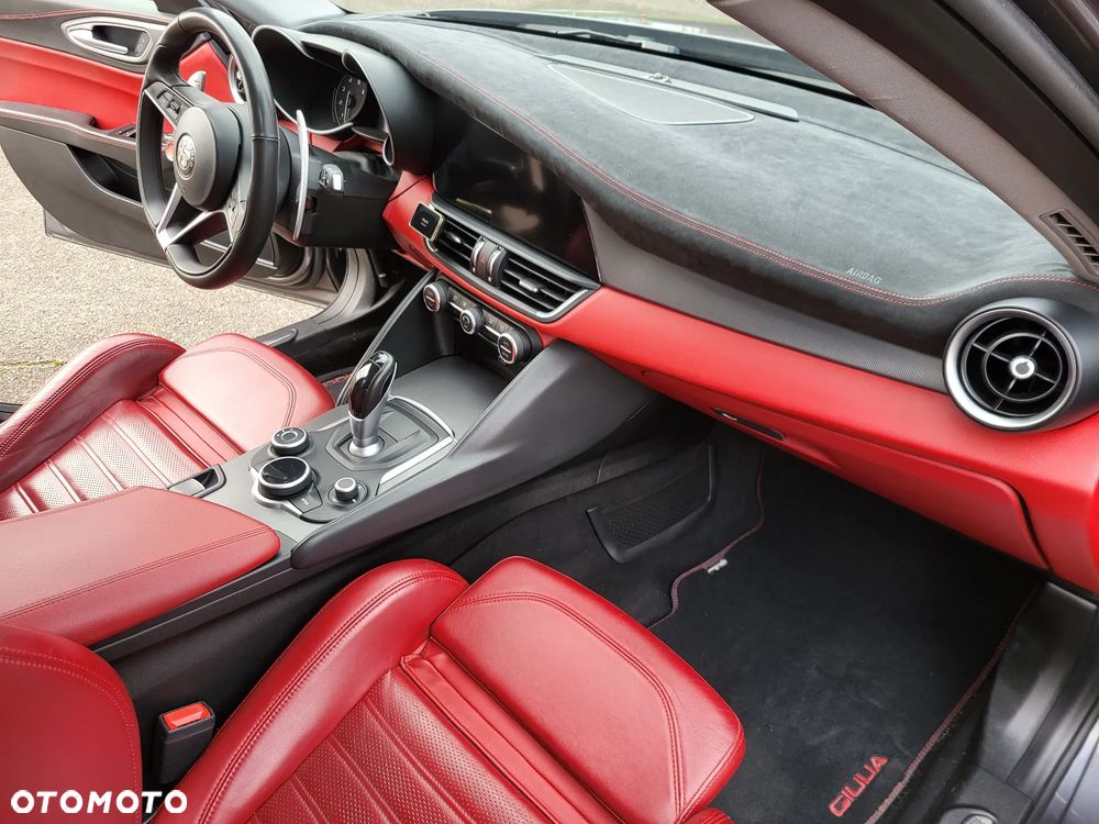 Alfa Romeo Giulia 2.0 Turbo 16V AT8-Q4 Veloce Ti - 30