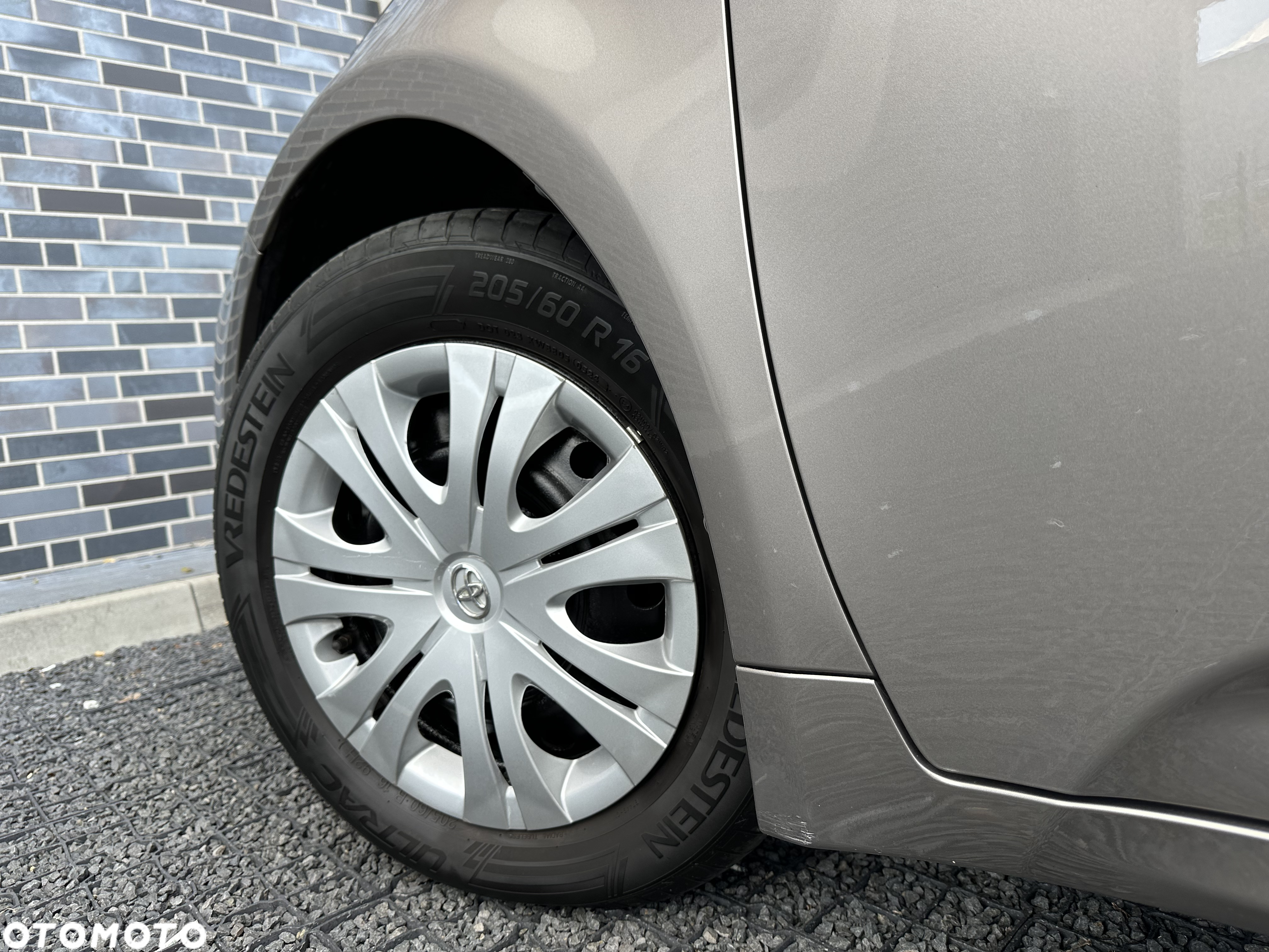 Toyota Avensis 1.6 Active - 11