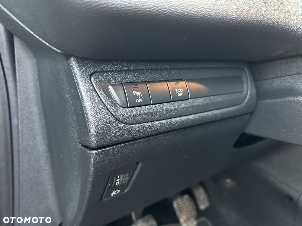 Peugeot 208 1.2 PureTech GPF Signature S&S - 16