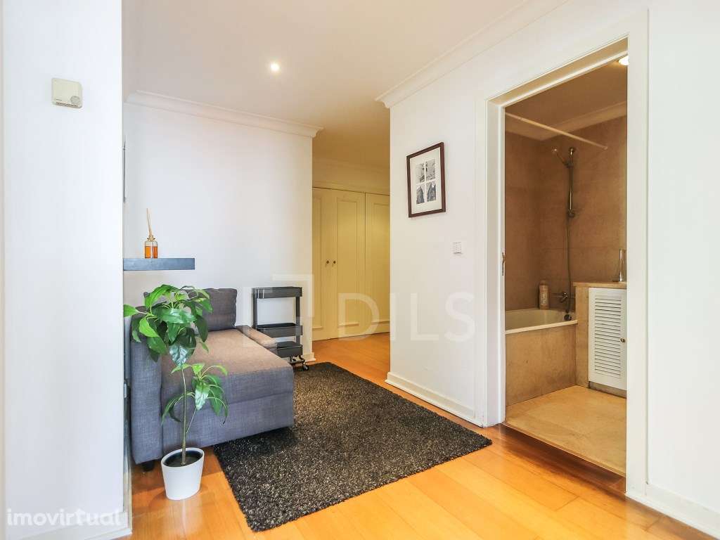 Apartamento T1 na praça Luís de Camões, com elevador e estacionamento - Grande imagem: 4/22