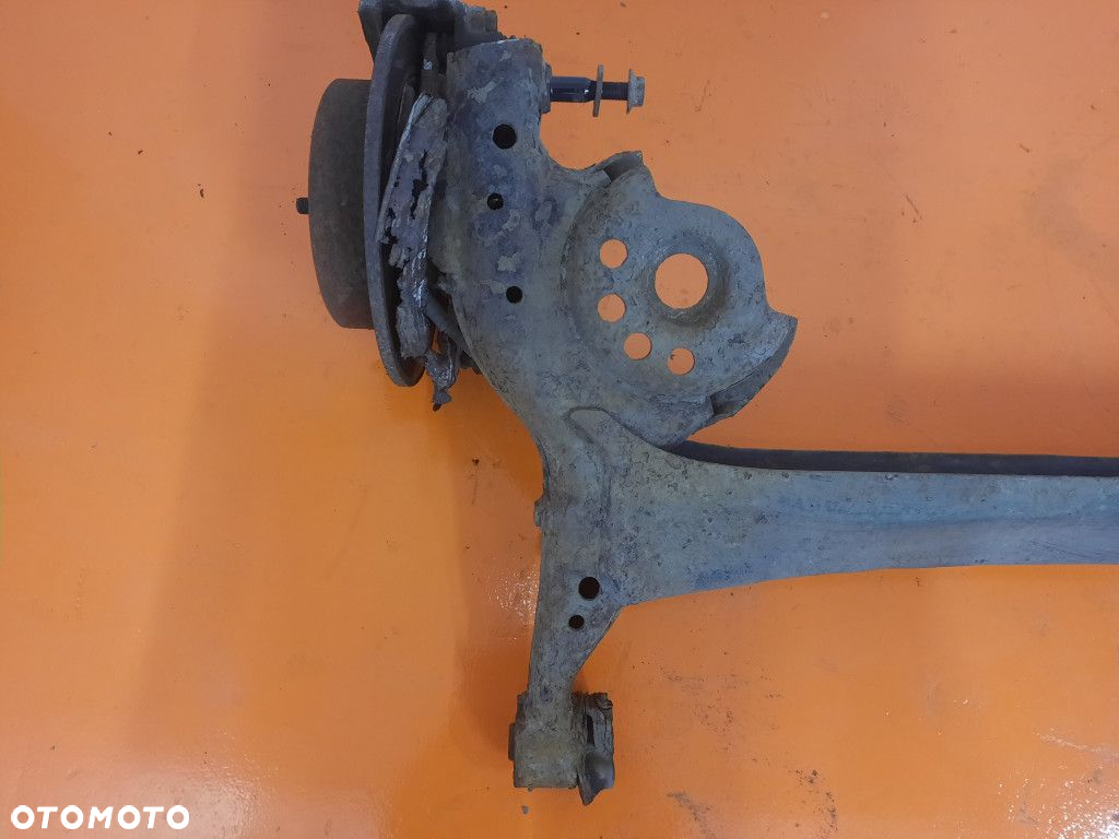 TOYOTA YARIS 1.0 KAT I 1 99-03 BELKA ZAWIESZENIA TYŁ TYLNA OŚ   1SZ - 12