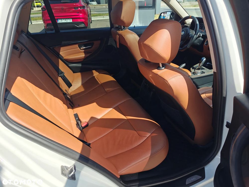BMW Seria 3 318d Luxury Line - 13
