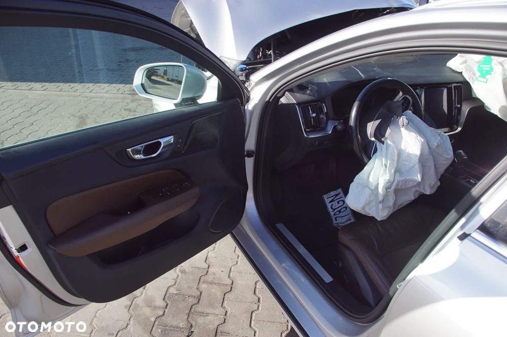 Auto na części - Volvo V60 II 2.0 D3 150 KM D4204T16 TG-81SC 711 2019R Silnik Skrzynia Drzwi Klapa Zderzak Lampa Lusterko Szyba Szyberdach Panorama Deska Kokpit Sterownik Moduł Czujnik Licznik Wyświetlacz Kierownica - 11