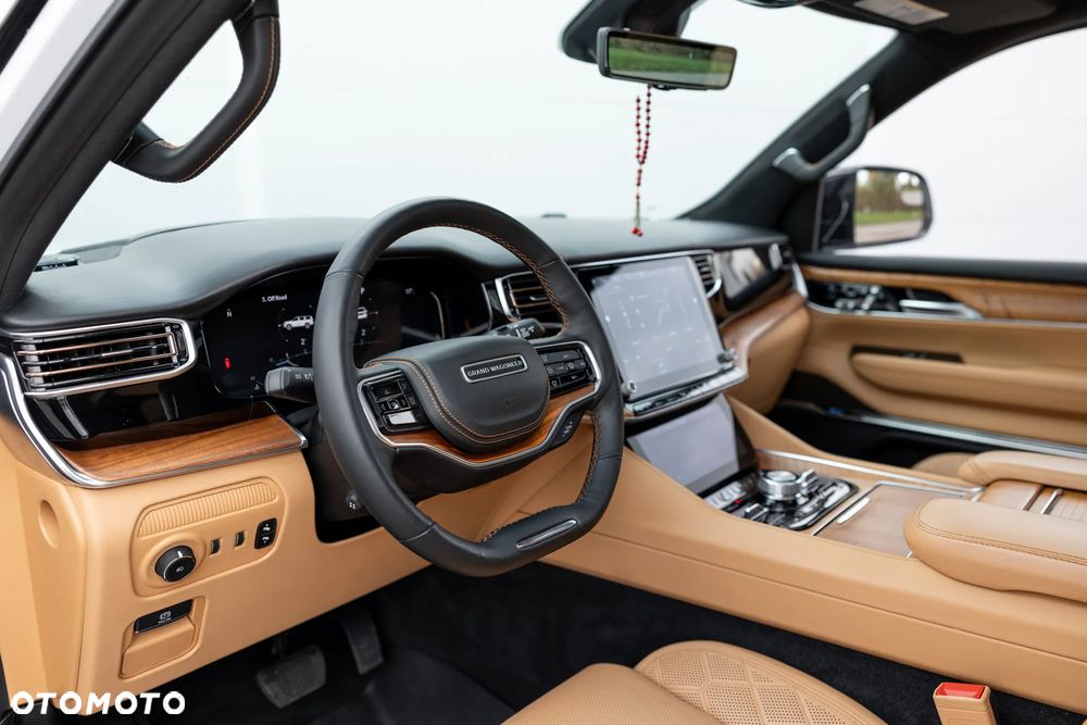 Jeep Grand Wagoneer - 11