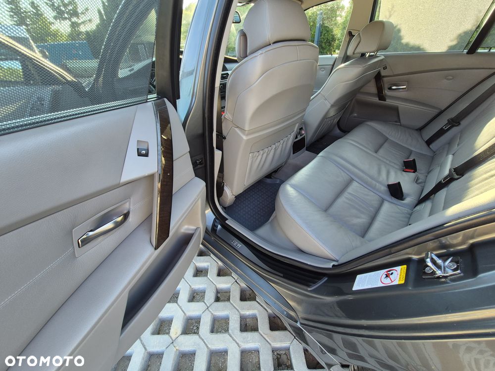 BMW Seria 5 545i - 17