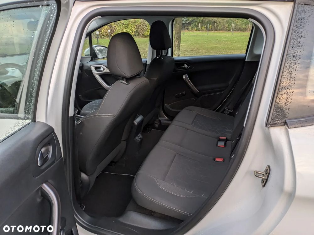 Peugeot 2008 1.2 Pure Tech Signature - 17