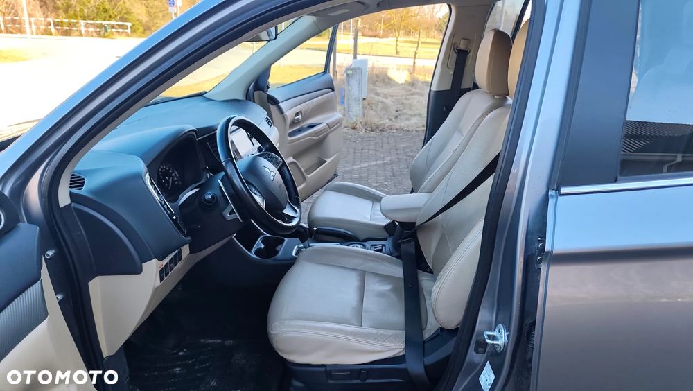 Mitsubishi Outlander 2.2 DI-D 4WD Automatik Diamant Edition+ - 9