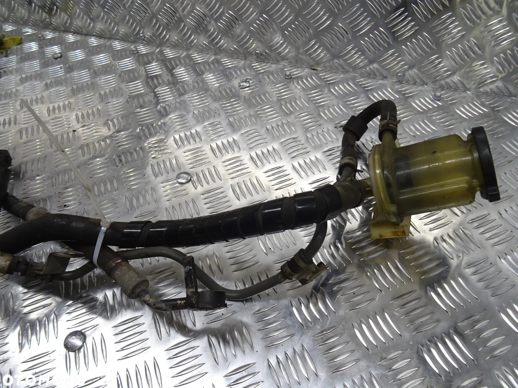 TOYOTA RAV4 II 00-03 2.0 B PZEWODY WSPOMAGANIA ZBIORNICZEK - 2