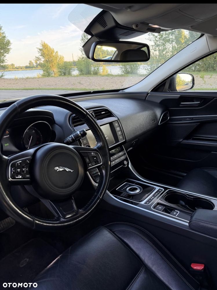 Jaguar XE 2.0 D Prestige - 7
