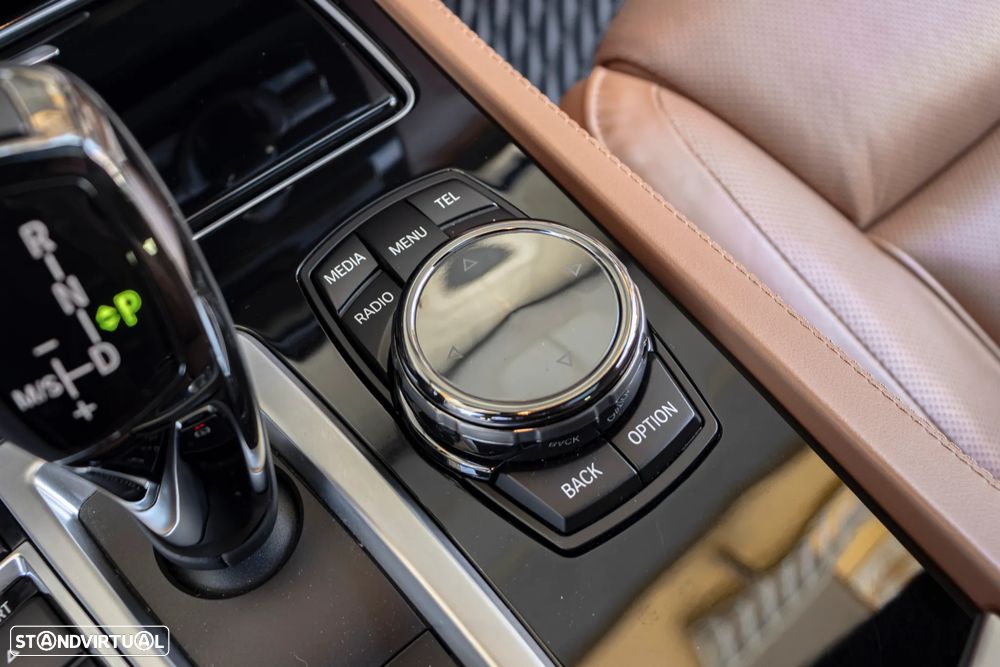 BMW 750 Li xDrive Pack M — fotografia 35