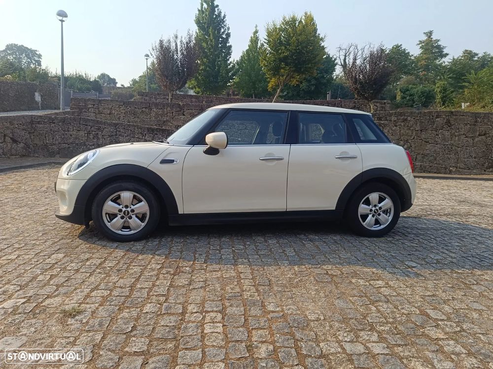 MINI 5 Portas Cooper Essential - 3