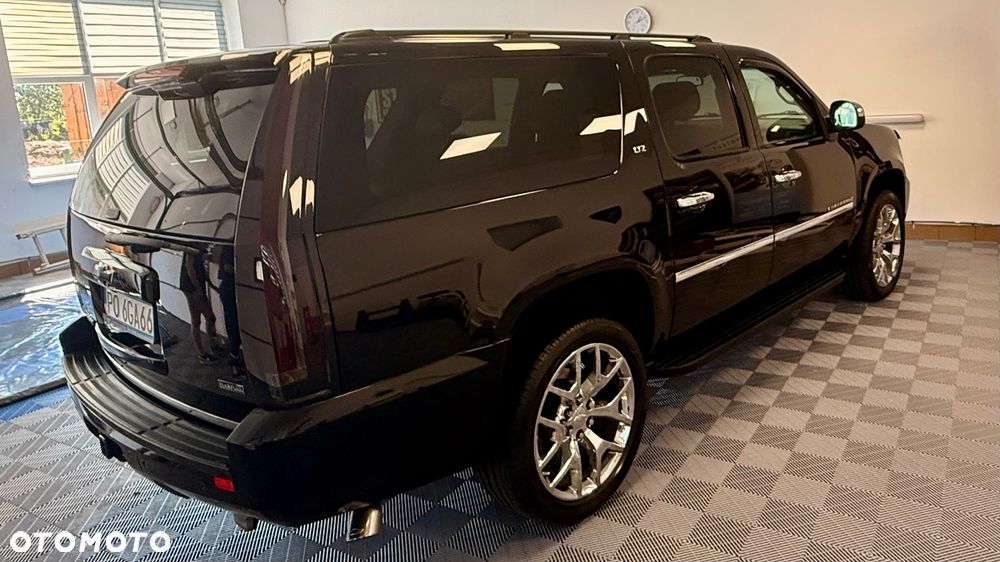 Chevrolet Suburban - 12