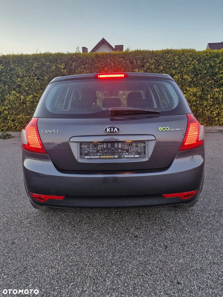 Kia Ceed - 9