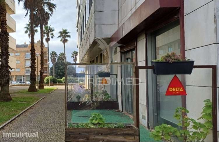 Loja com boa vitrine junto á praia - Grande imagem: 3/4