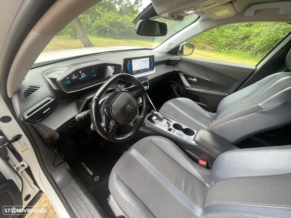 Peugeot e-2008 Allure - 14