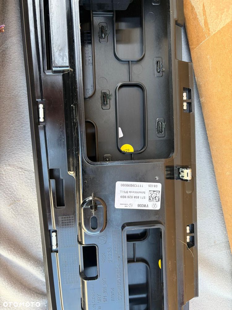 Dekory deski Tiguan 571 858 019 A 9B9 - 6