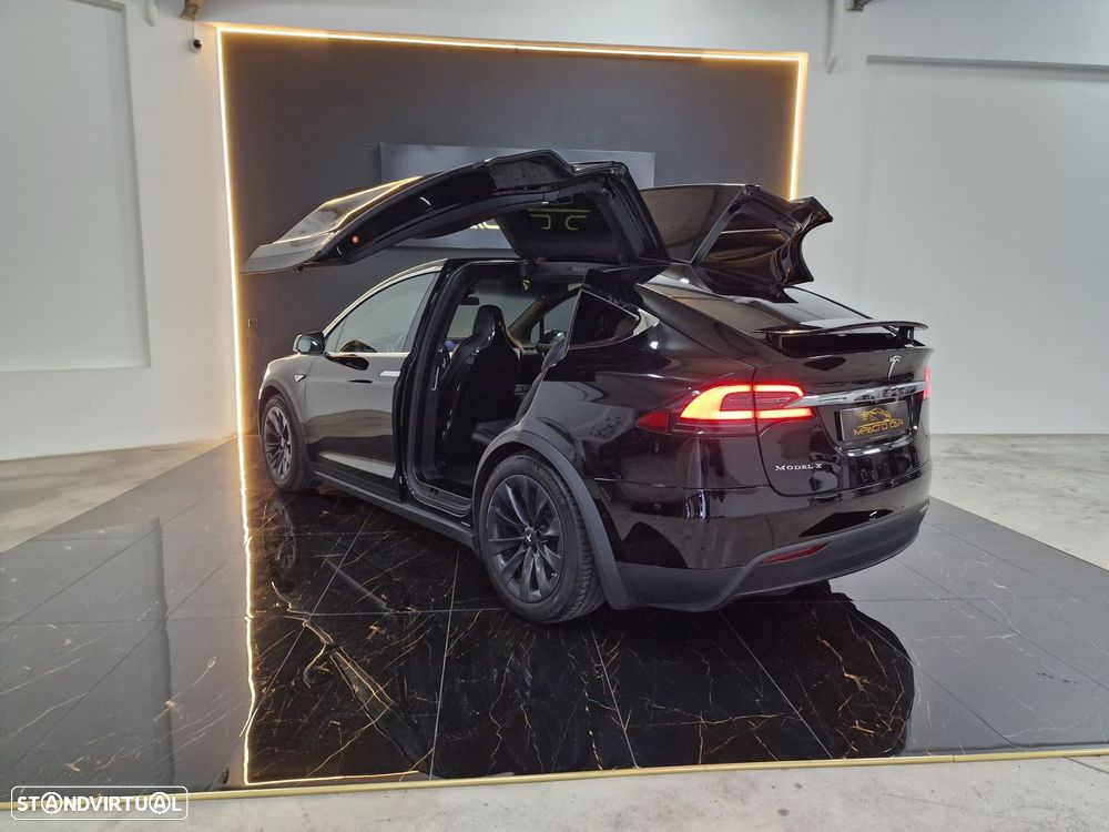 Tesla Model X 90D - 36