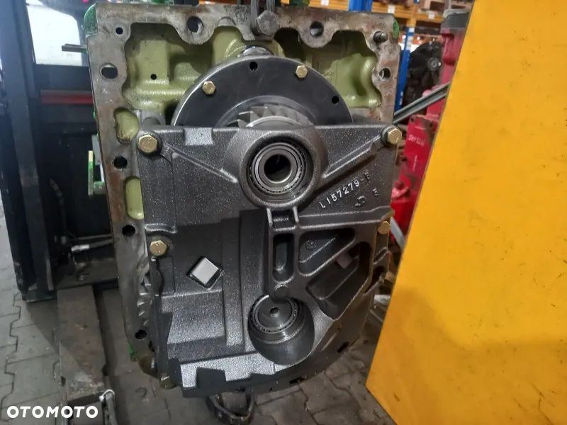 Elementy obudowa tylnego WOM PTO L153497 John Deere 6620 - 9