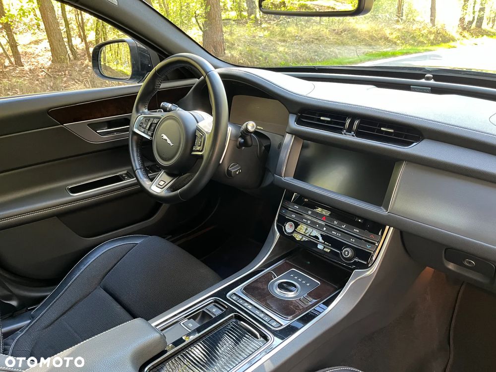 Jaguar XF 20d AWD R-Sport - 9