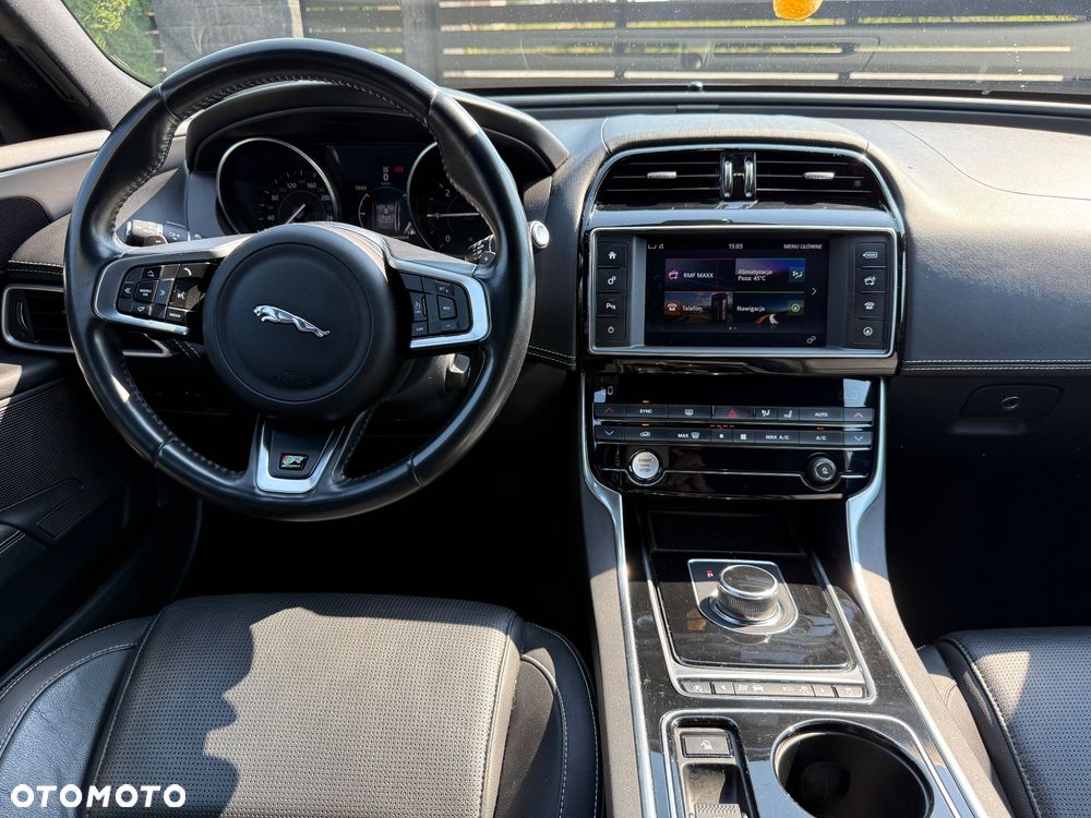 Jaguar XE 20d AWD R-Sport - 27