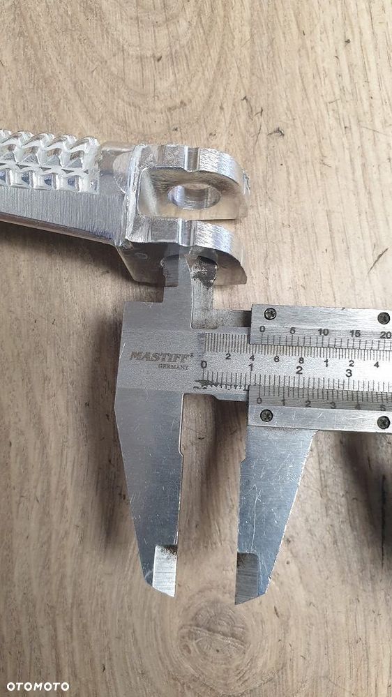 Podnóżek pasażera Suzuki GSX-R750 RF600 RG125 RGV250  43621-32C00 - 7