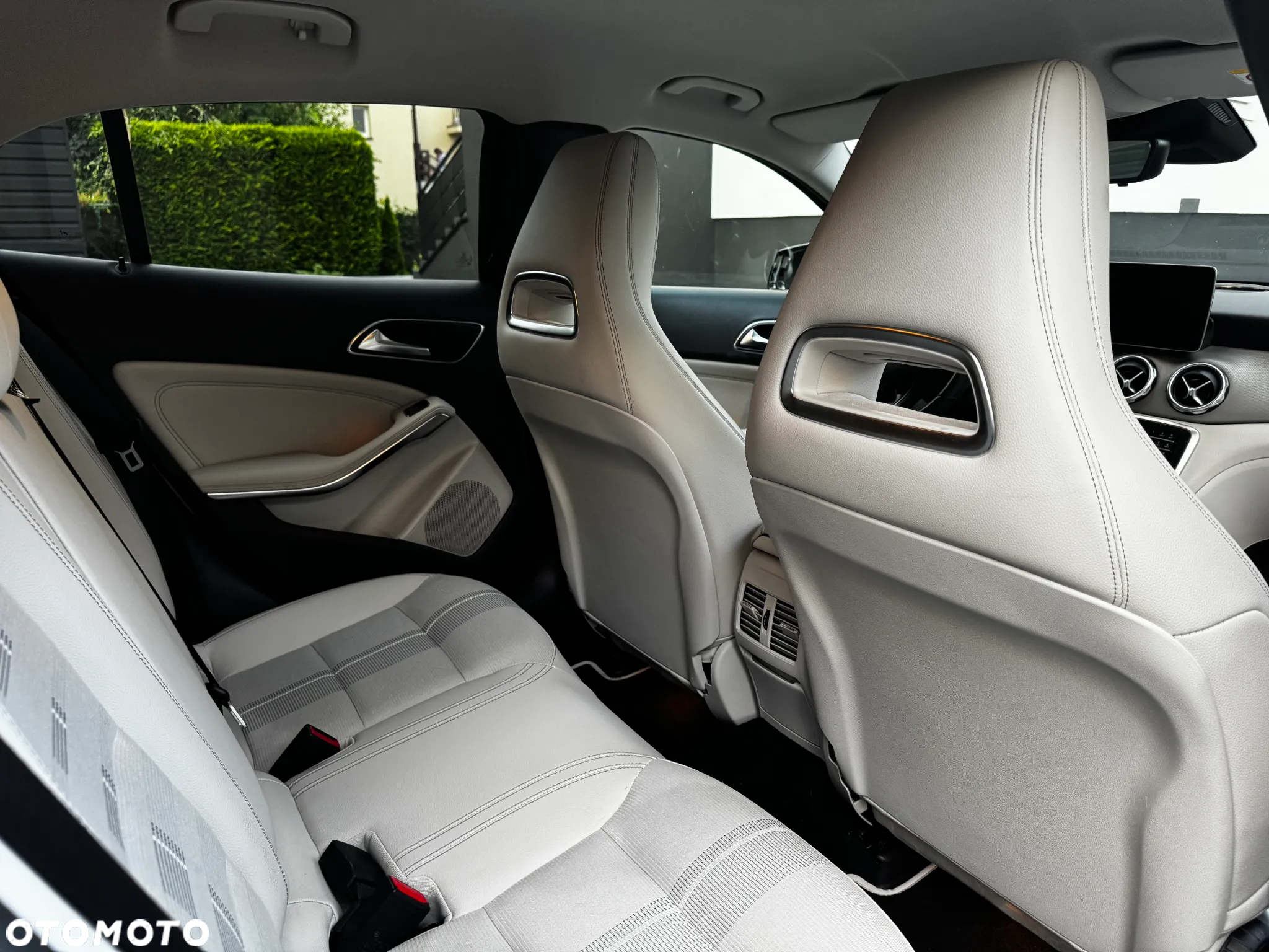 Mercedes-Benz GLA 200 7G-DCT - 16