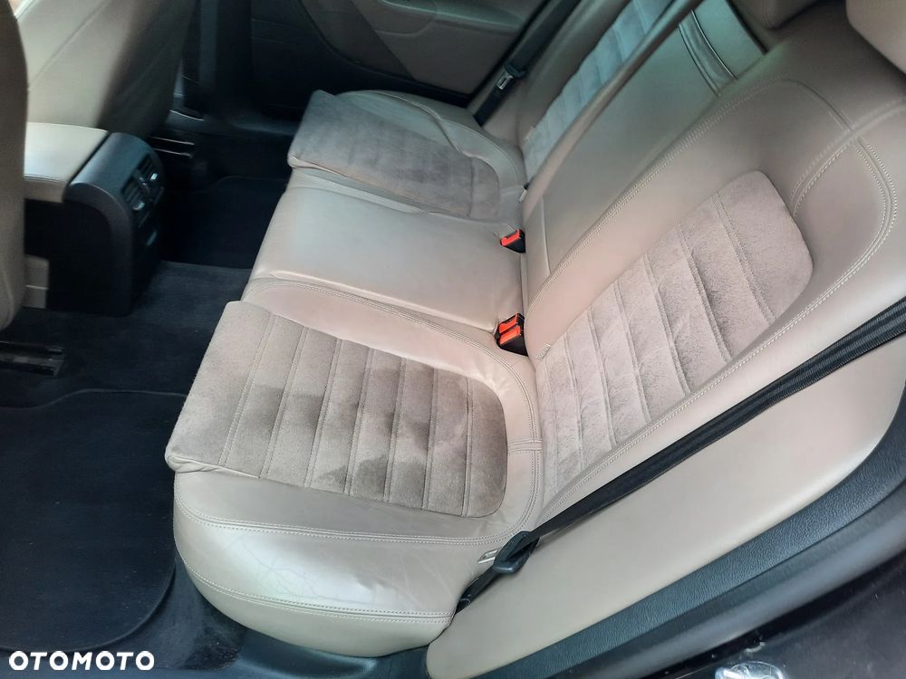 Volkswagen Passat 2.0 TDI DPF Highline - 26