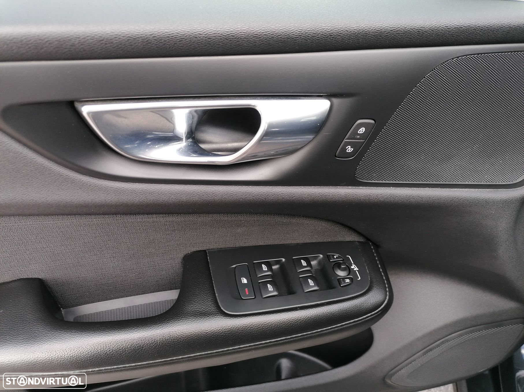 Volvo V60 2.0 D3 Momentum Geartronic - 24