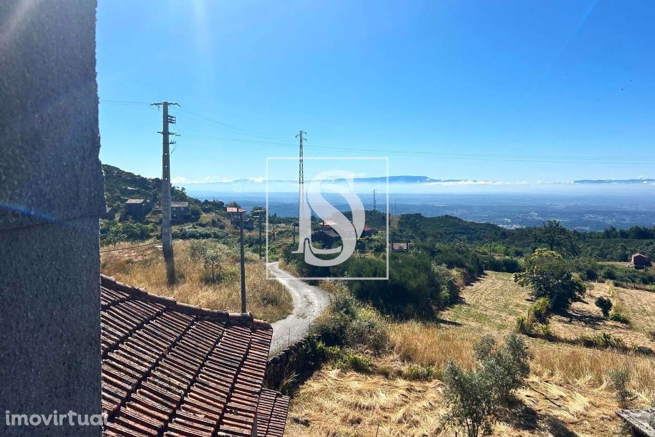 Propriedade com 2 moradias e vários anexos - Grande imagem: 4/37