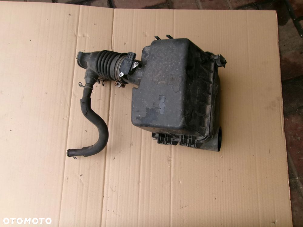 FILTR POWIETRZA OBUDOWA TOYOTA AURIS II  1.33 BENZ - 1