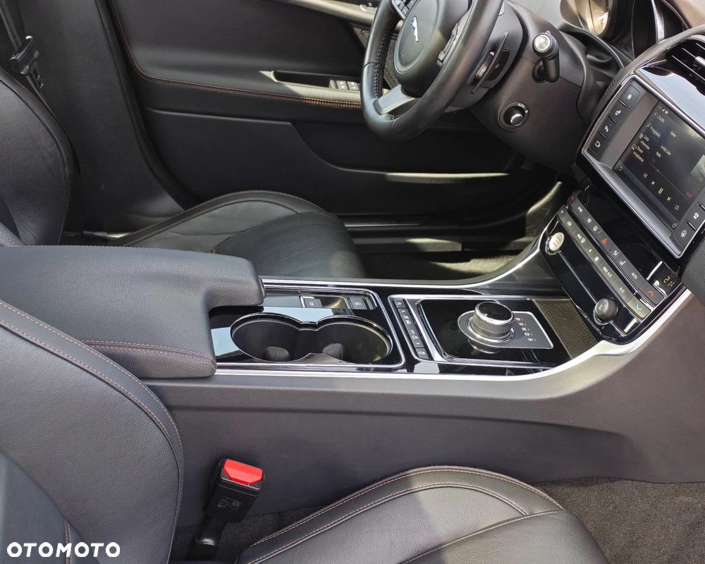 Jaguar XE - 10