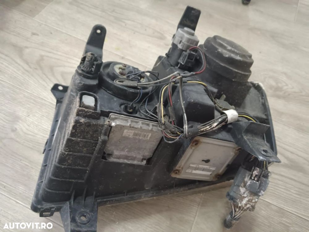 Far dreapta xenon jeep grand cherokee 2003-2010 - 2