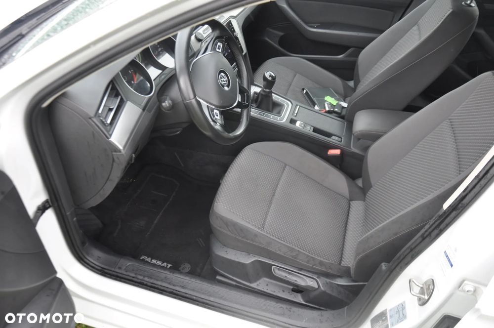 Volkswagen Passat 2.0 TDI SCR Comfortline - 20