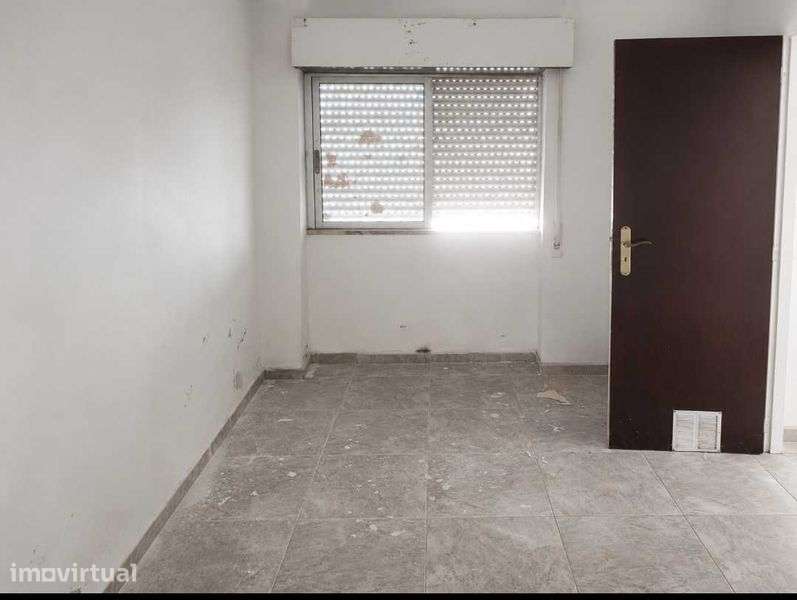 Moradia p/ Reabilitar em Quarteira c/ PIP Aprovado 115m² (Zona ARU) - Grande imagem: 4/9