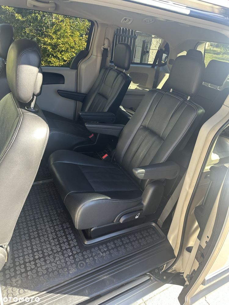 Chrysler Town & Country - 6