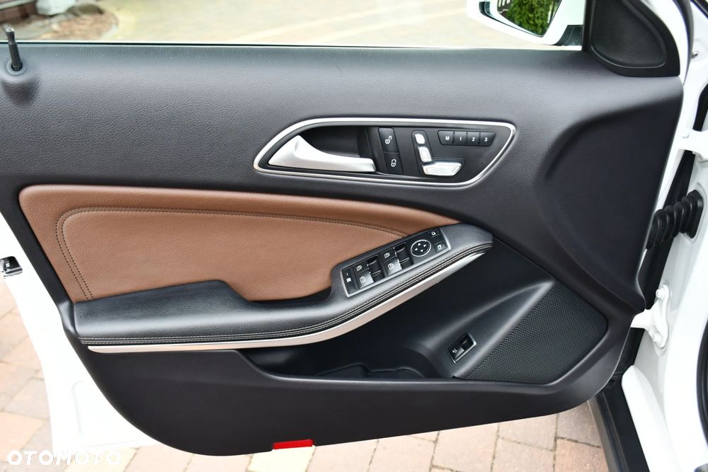 Mercedes-Benz GLA 250 4-Matic AMG Line - 17