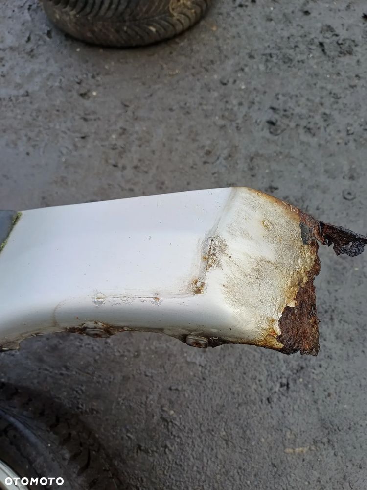 Błotnik  lewy przedni Mitsubishi Carisma 2003r - 3